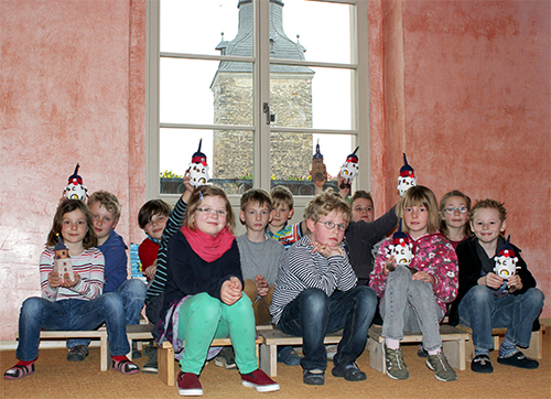 Kinder schauen auf den Magdeburger Turm